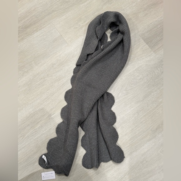 uncharted threads Accessories - Gray Ribbed Scalloped Edge Scarf